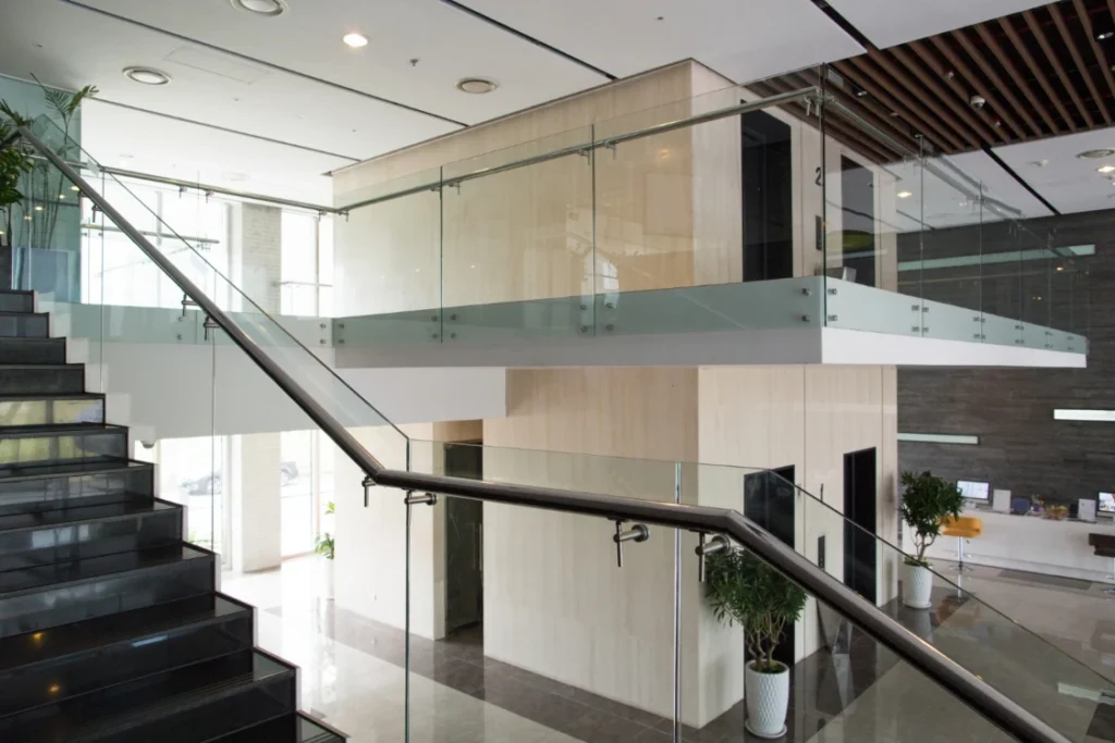 Durable glass railing with aluminium frame